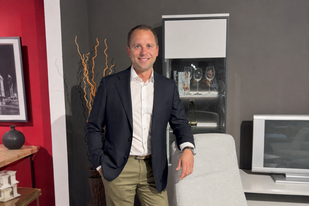 Felix Homann in der Ausstellung von Möbel Homann