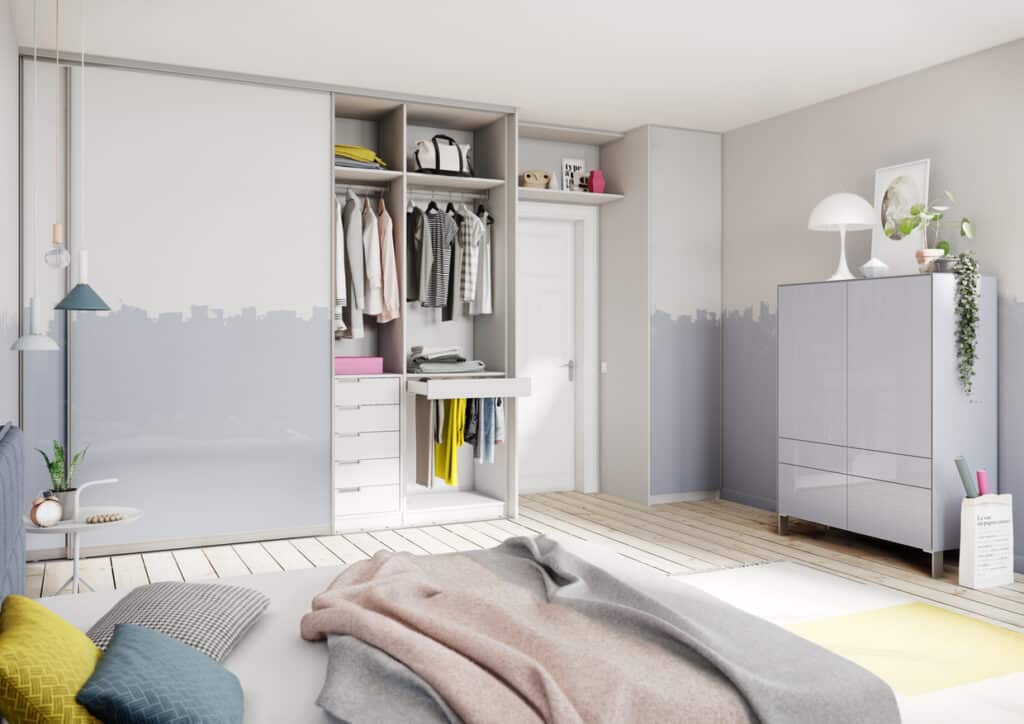 Schlichtes und modernes Design mit dem Schriftzug 'home & LIVING'. Der Hintergrund zeigt eine minimalistische Innenraumgestaltung mit stilvollen Möbelillustrationen und Wohnaccessoires, die eine gemütliche und elegante Atmosphäre vermitteln
