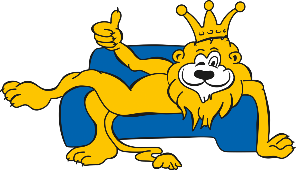 Maskottchen von Möbel Homann: Gelber Löwe auf Blauem Sofa. Der Löwe heisst Heinrich.