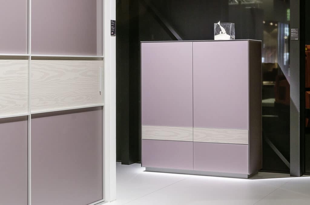 Elegantes Design mit dem Schriftzug 'home & LIVING'. Der Hintergrund zeigt eine moderne und gemütliche Innenraumgestaltung mit stilvollen Möbelzeichnungen und Wohnaccessoires. Die Gesamtkomposition vermittelt ein harmonisches Wohnambiente mit einem Hauch von Minimalismus