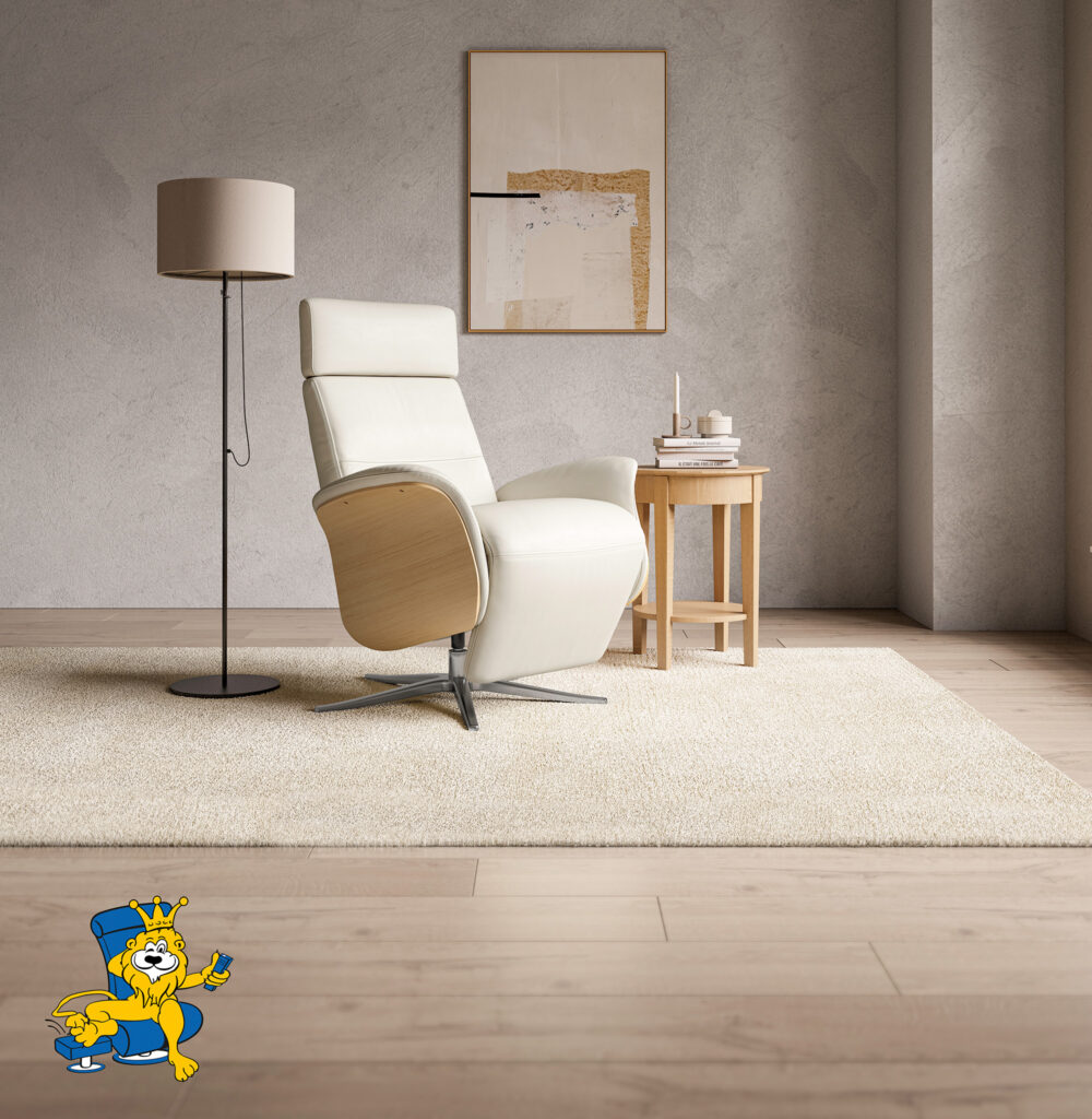 Heller Relaxsesssel mit Holz