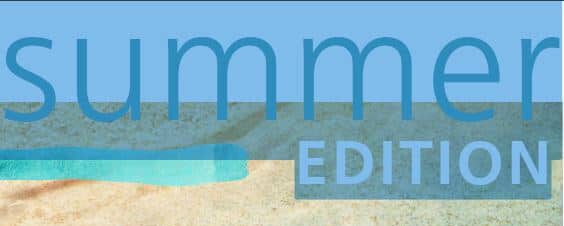 Sommerliches Design mit dem Schriftzug 'summer EDITION'. Der Hintergrund zeigt einen Sandstrand, der in klares blaues Wasser übergeht, und vermittelt eine ruhige, erfrischende Atmosphäre. Im unteren Bereich sind minimalistische Linienzeichnungen von Möbeln und Dekorationsartikeln wie Pflanzen, Bilderrahmen und einer Lampe zu sehen, die ein stilvolles und entspanntes Wohnambiente suggerieren