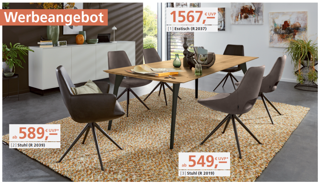 Modern eingerichtetes Esszimmer mit dem Musterring NAVARRA Programm. Im Mittelpunkt steht ein rechteckiger Esstisch mit massiver Wildeichenplatte und anthrazitfarbenem Metallgestell. Um den Tisch stehen sechs Stühle – teils mit, teils ohne Armlehnen – mit anthrazitfarbenem Metallgestell und Bezügen aus Stoff oder Leder in natürlichen Tönen. Im Hintergrund befinden sich ein Sideboard mit Dekoration, Pflanzen und Wandbilder, die dem Raum eine wohnliche Atmosphäre verleihen. Eingeblendeter Text im Bild: ‚Werbeangebot Musterring NAVARRA