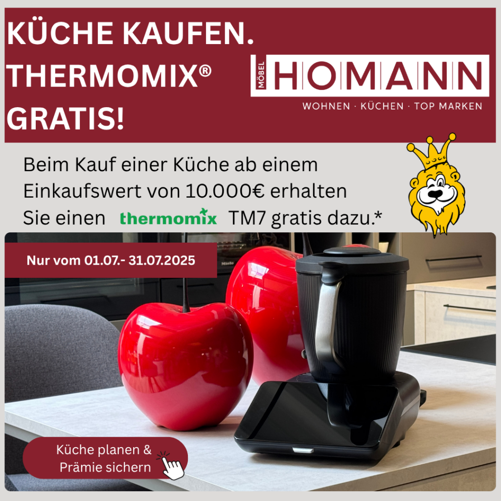 Aktion bei Möbel Homann: Gratis Thermomix® TM7 beim Küchenkauf ab 10.000 € – nur vom 01.07. bis 31.07.2025. Abgebildet: Thermomix auf moderner Küche mit Deko.
