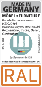 Zertifizierungslabel „Made in Germany“ für Möbel, mit Hersteller-Nummer, Programmen wie Korpusmöbel, Tische, Betten und Garderoben sowie Angaben zur RAL-GZ 0191-Zertifizierung durch die DGM (Deutsche Gütegemeinschaft Möbel). Das Siegel steht für geprüfte Qualität und Herkunft