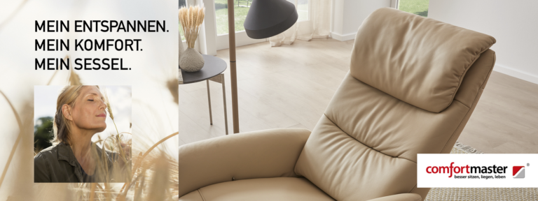 Werbeanzeige mit einem modernen Relaxsessel in Beige, der in einem hellen Raum mit Holzfußboden und viel Tageslicht steht. Links im Bild befindet sich ein rundes Beistelltischchen mit einer Lampe und dekorativen Elementen nahe dem Fenster. Auf der linken Seite ist in weißer Schrift der Slogan „MEIN ENTSPANNEN. MEIN KOMFORT. MEIN SESSEL.“ platziert. Unten rechts erscheint das Logo und der Markenname „comfortmaster“ samt Claim „besser sitzen, liegen, leben“. Die Szene vermittelt Entspannung, Stil und persönlichen Komfort – passend für eine Produktkampagne rund um hochwertige Sitzmöbel.