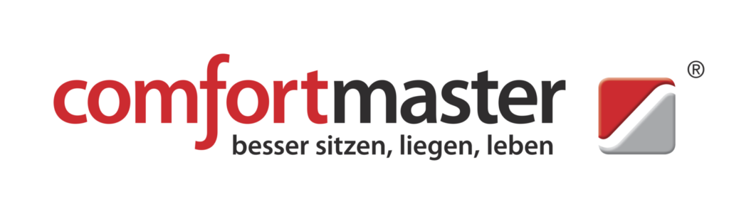 Logo der Marke ‚comfortmaster‘ mit dem Slogan ‚besser sitzen, liegen, leben‘. Der Markenname ist in roter und schwarzer Schrift dargestellt, daneben befindet sich ein stilisiertes Icon in Rot und Grau mit einem Registrierungszeichen