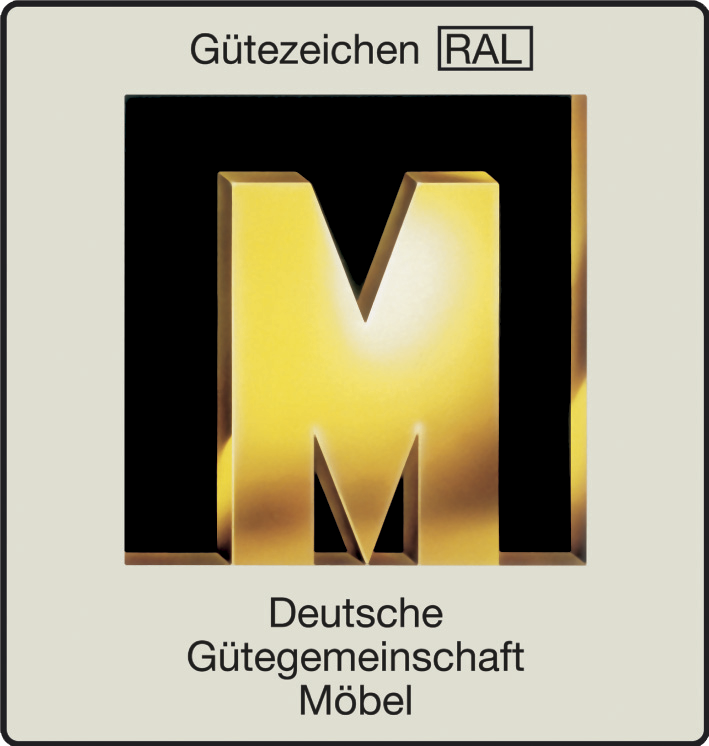 Ein Gütezeichen der Deutschen Gütegemeinschaft Möbel (DGM), bestehend aus einem großen, goldenen Buchstaben „M“ in der Mitte vor schwarzem Hintergrund. Oberhalb befindet sich die Aufschrift „Gütezeichen RAL“ in weißer Schrift, darunter steht „Deutsche Gütegemeinschaft Möbel“. Das Logo steht für geprüfte Qualität und Sicherheit bei Möbelprodukten und symbolisiert Vertrauen in langlebige und schadstoffgeprüfte Einrichtung.