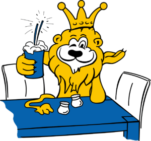 Fröhlich gezeichneter Cartoon-Löwe mit Krone – das Maskottchen von Möbel Homann – sitzt an einem blauen Tisch, hält eine Tasse mit schaumigem Getränk und winkt freundlich. Auf dem Tisch stehen zwei kleine Streuer. Der Löwe ist in Gelb und Weiß mit schwarzen Konturen gestaltet und strahlt eine einladende Atmosphäre aus.