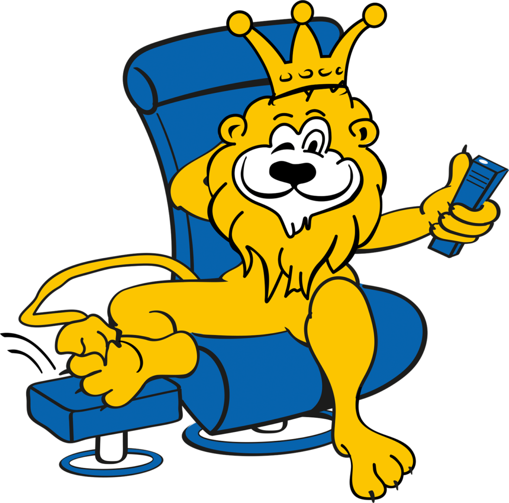 Illustration eines gelben Löwen mit Krone, der entspannt und selbstbewusst in einem blauen Relaxsessel sitzt. Der Löwe hält ein blaues Objekt in der Hand, möglicherweise eine Fernbedienung, und hat das Bein auf einer Fußstütze abgelegt – Symbol für Gelassenheit, Souveränität und Komfort. Das Motiv verkörpert auf charmante Weise die Markenwerte von comfortmaster.