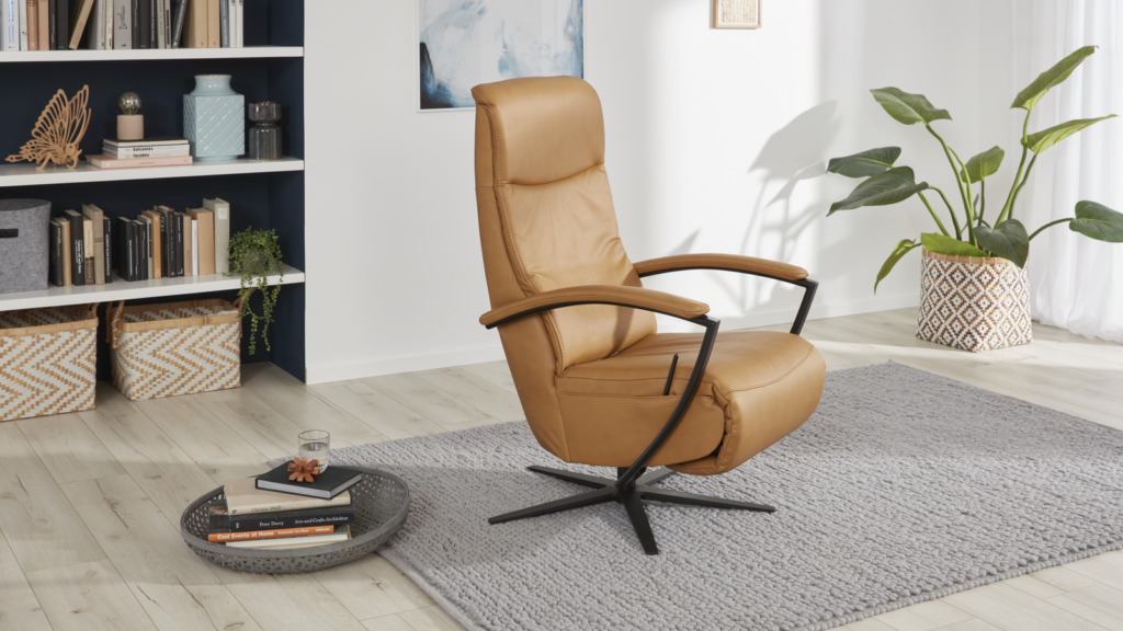 Helles Wohnzimmer mit einem modernen Relaxsessel aus beigem Leder, ausgestattet mit schwarzen Metallfüßen und Armlehnen. Der Sessel steht auf einem hellgrauen Teppich, davor liegt ein rundes Tablett mit einem Glas Wasser, einem Buch und einer Brille. Im Hintergrund befindet sich ein Regal mit Büchern, einer blauen Vase und dekorativen Objekten. Eine große, grüne Zimmerpflanze mit breiten Blättern ergänzt die Einrichtung. Helles Holzparkett und weiße Wände sorgen für eine luftige und freundliche Raumatmosphäre.
