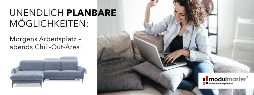 Werbeanzeige für Modulmaster mit einem geteilten Layout: Links ein modernes, blaues Ecksofa, das als multifunktionaler Wohnbereich präsentiert wird – mit dem Slogan „UNENDLICH PLANBARE MÖGLICHKEITEN: Morgens Arbeitsplatz – abends Chill-Out-Area!“ Rechts sitzt eine Person mit Laptop entspannt auf dem Sofa, was die Flexibilität des Möbels unterstreicht. In der Ecke befindet sich das Markenlogo „Modulmaster“ mit dem Leitspruch „wohnen ist planbar
