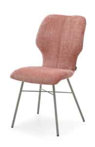 Moderner Stuhl mit pink-rotem, strukturiertem Stoffbezug auf Sitz und Rückenlehne. Das Gestell besteht aus vier schlanken, hellgrauen Metallbeinen, die leicht nach außen geneigt sind und durch horizontale sowie diagonale Streben stabilisiert werden. Das Design wirkt schlicht und zeitgemäß – ideal für moderne Wohn- oder Arbeitsräume.