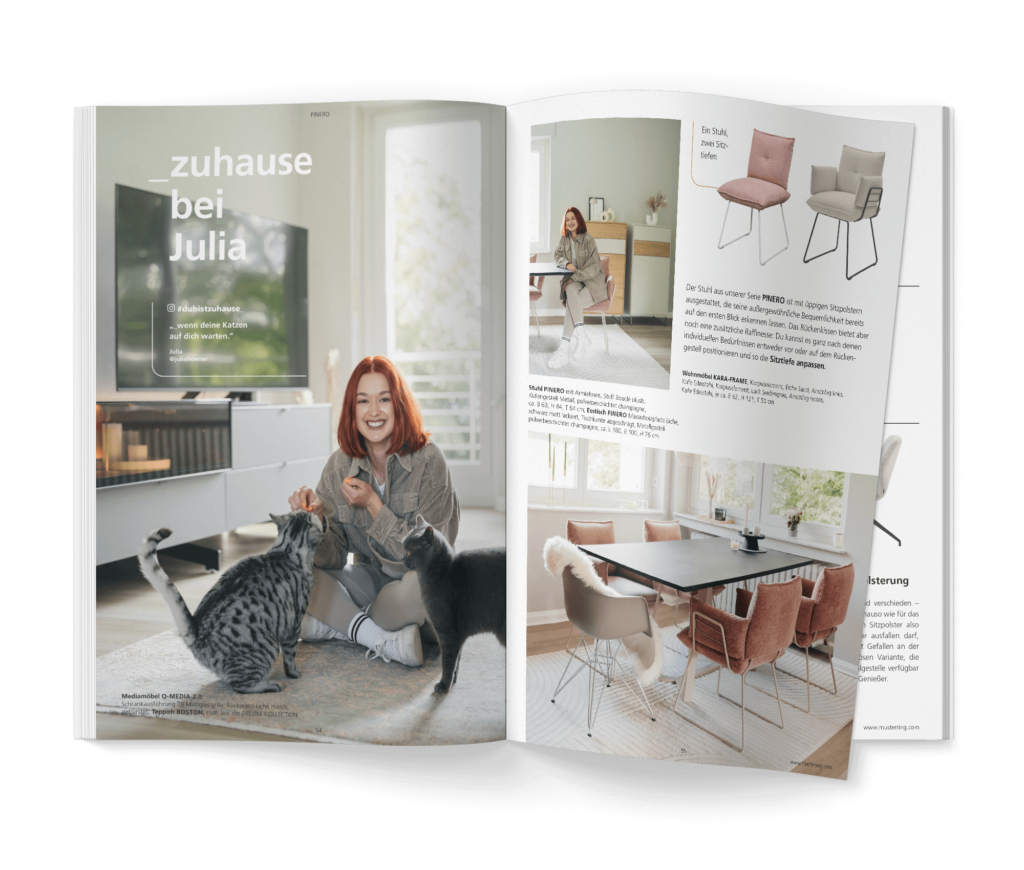 Magazin-Doppelseite über Wohnlichkeit: links ein Porträt von Julia mit zwei Katzen im Wohnzimmer – begleitet vom Text ‚…wenn deine Katzen auf dich warten‘; rechts Produktpräsentation moderner PINERO-Stühle mit üppigem Polster und stapelbarem Design in warmem Interior-Kontext.