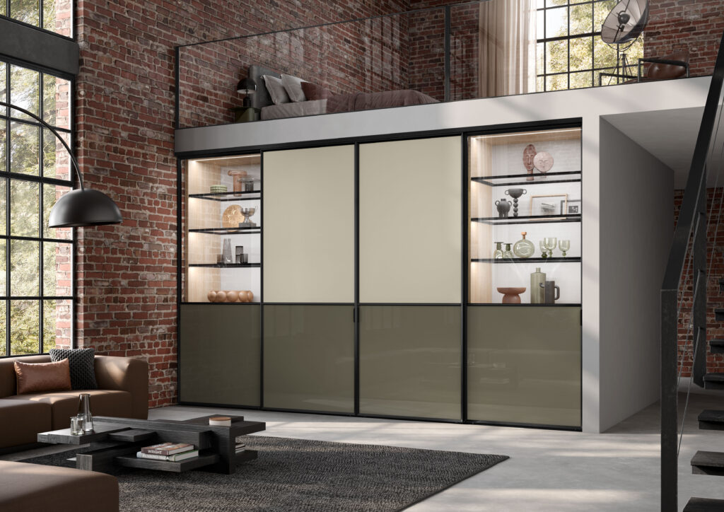 Industrieller Wohnraum mit Raumplus Einbauschrank, Gleittüren, Backsteinwand, Leder-Sofa und Schlafbereich im Loft – modernes Interior Design mit Tageslicht