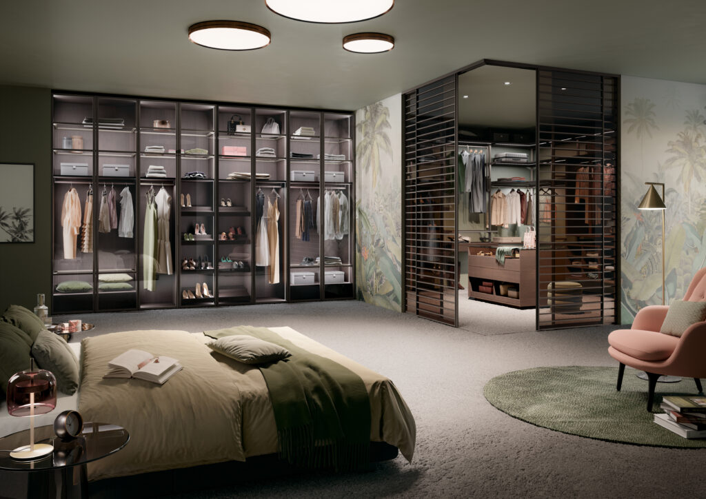 Modernes Schlafzimmer mit offenem begehbarem Kleiderschrank, Holzlamellen-Schiebetüren, Designmöbeln und grüner Akzentdecke – Raumplus Einrichtungslösung