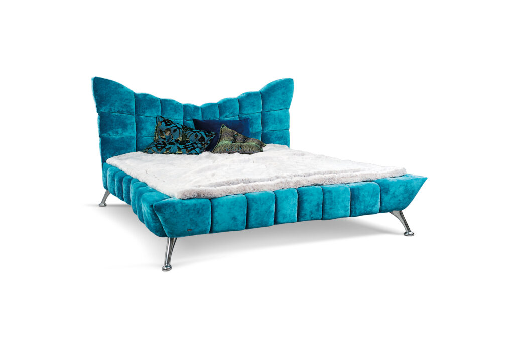Cloud 7 Designerbett von Bretz in leuchtendem Türkis mit kassettengepolstertem Kopfteil in geschwungener Form, dekorativen Kissen und metallischen Füßen – spaciges Design mit luxuriöser Leichtigkeit.