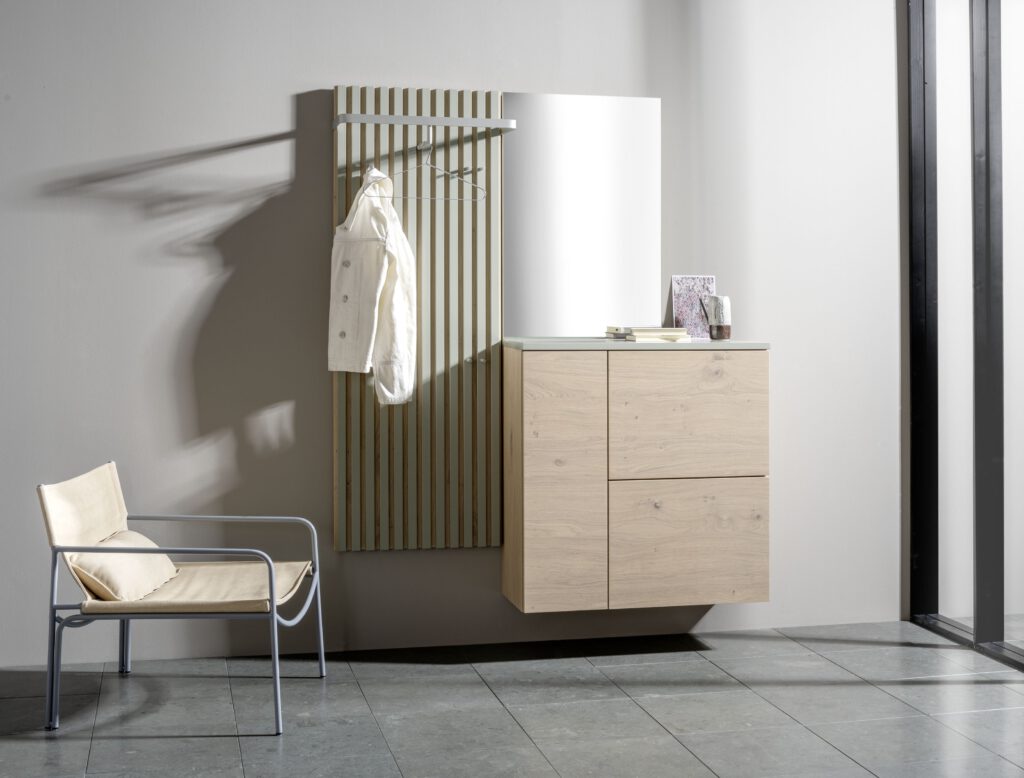 Moderner Eingangsbereich mit Holzpaneel, Hakenleiste, schwebendem Holzschrank und Spiegel – funktionale Garderobenlösung mit natürlichem Licht und klarer Linienführung