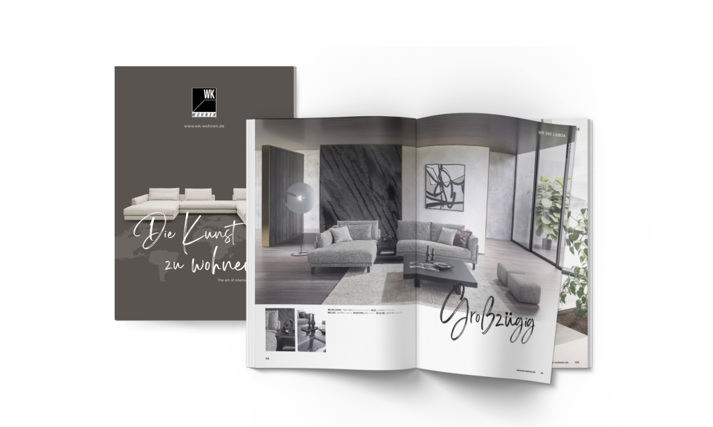 Abbildung eines Magazins oder Katalogs zum Thema Interior Design und Möbel. Auf dem Cover steht der Schriftzug „Die Kunst zu Wohnen“ sowie die Website „www.wk-wohnen.de“. Das Titelbild zeigt ein modernes Sofa vor dunklem Hintergrund. Die geöffneten Seiten präsentieren ein stilvolles Wohnzimmer mit zeitgenössischer Einrichtung: graues Sofa, Couchtisch, Stehlampe, großes abstraktes Wandbild und große Fenster mit Blick ins Grüne. Der Text „Großzügig“ ist auf den Seiten sichtbar. Das Magazin vermittelt elegante und moderne Wohnideen.