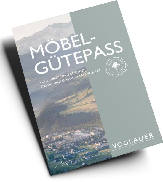 Voglauer Möbel-Gütepass mit Qualitätssiegel und Pflegehinweisen; Titelblatt zeigt Luftaufnahme alpiner Landschaft und betont Naturverbundenheit der Marke.
