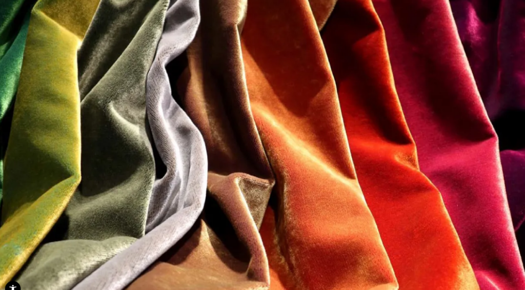 Farbige Samtstoffe in Grün, Grau, Braun, Orange, Rot und Violett – drapiert und gefaltet, zeigen sie die Vielfalt und luxuriöse Textur der Bretz-Materialwelt.