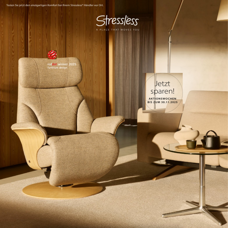 Werbeanzeige für Stressless® Möbel mit einem beigefarbenen Relaxsessel, einem passenden Sofa, einem runden Couchtisch und einer Holzvertäfelung im Hintergrund. Texthinweise auf einen Red Dot Design Award 2025, Aktionswochen bis zum 30.11.2025 und eine Einladung zum Probesitzen beim Händler vor Ort.