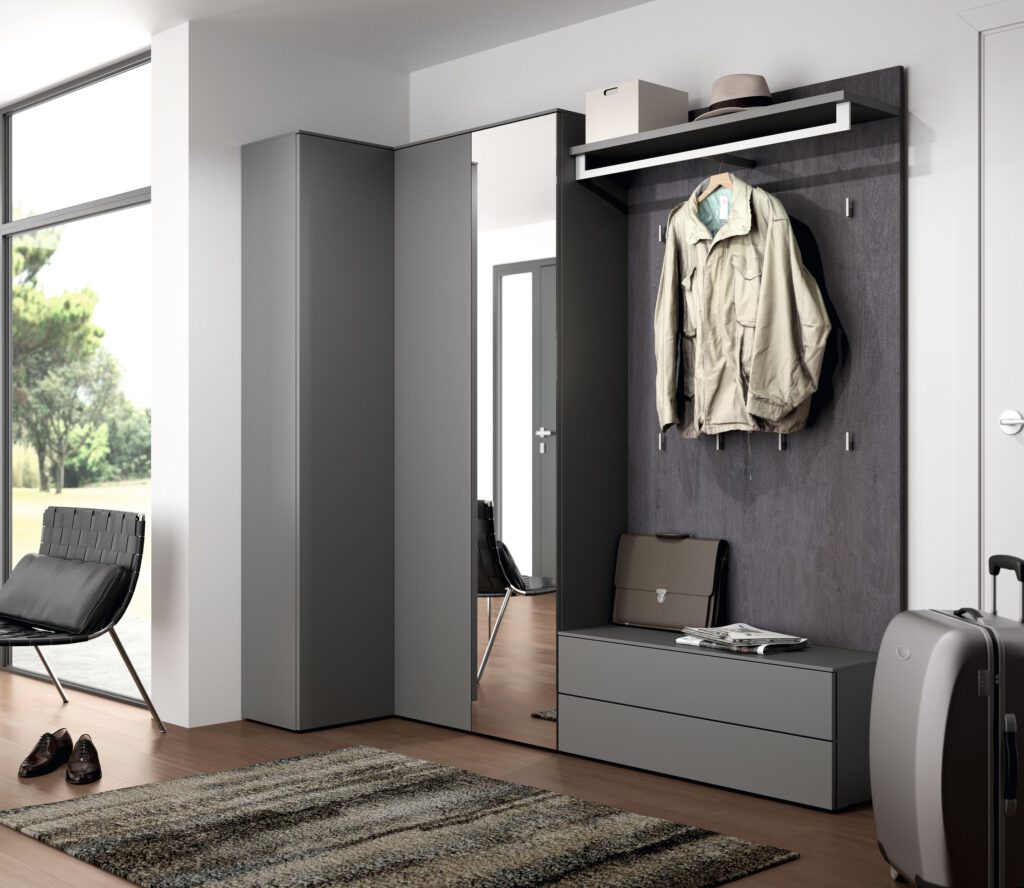 Minimalistische Garderobe mit grauem Spiegelschrank, Wandhaken, Sitzbank und Reisegepäck – stilvoller Flurbereich mit viel Stauraum und Tageslicht.
