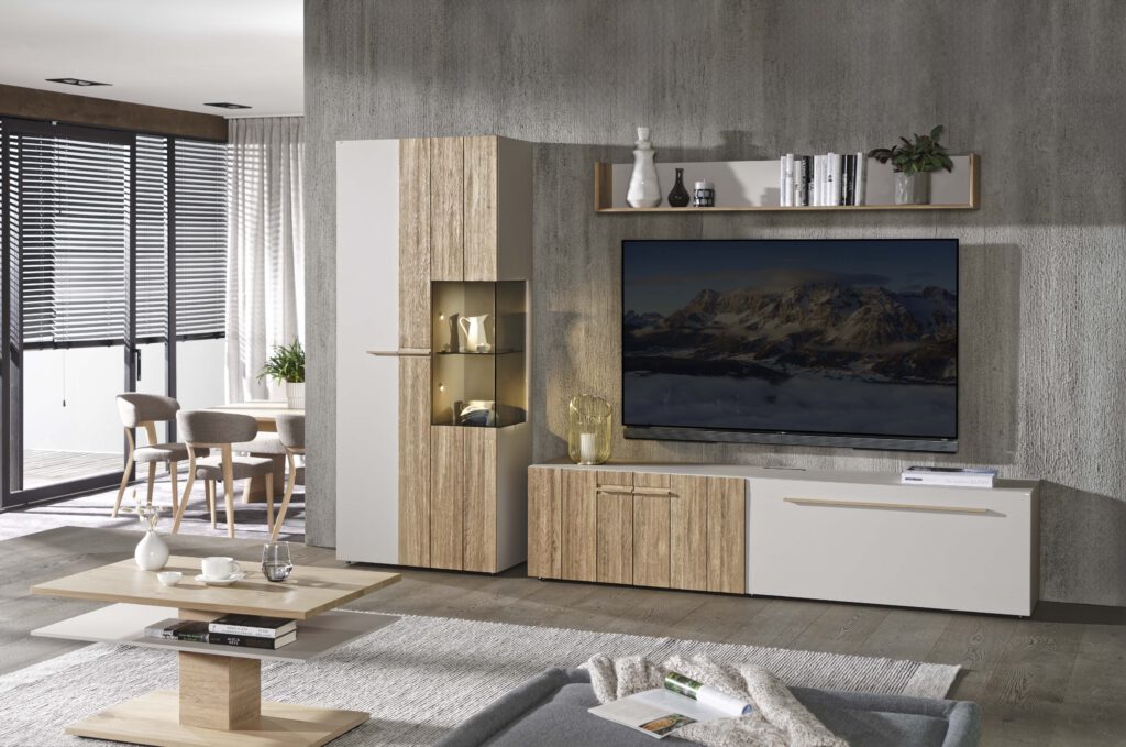 Modernes Wohnzimmer mit wandmontierter TV-Wohnwand in Holz-Weiß-Kombination; stilvolle Einrichtung mit Sofa, Couchtisch und Essbereich im Hintergrund.