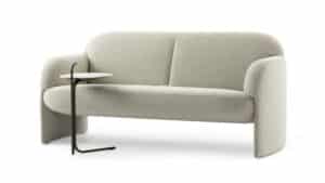 Modernes Sofa in hellgrauem Stoff mit abgerundeten Kanten und integriertem, rundem Beistelltisch am linken Armlehnenende – funktionales Design mit klarer Formensprache für zeitgemäße Wohnräume. Hier ist der passende Alt-Text auf Deutsch für das Bild mit dem beigen Ecksofa und integriertem Holztisch: text Modernes, beiges Ecksofa mit drei großen Rückenpolstern, rechter Chaiselongue und integriertem, niedrigem Beistelltisch aus dunklem Holz – minimalistisches Design mit kontrastreichen Materialien. Hier ist der passende Alt-Text auf Deutsch für das Bild mit dem abstrakten, mehrfarbigen Teppich: text Abstrakter Teppich mit organischer Form und überlappenden Mustern in Orange, Beige, Schwarz und Weiß – ein künstlerisches Designstück mit Streifen- und Strukturdetails für moderne Wohnräume. Hier ist der passende Alt-Text auf Deutsch für das Bild mit dem skulpturalen Sessel: text Skulpturaler Sessel mit gepolsterten, geschwungenen Elementen in boucleartigem, beigefarbenem Stoff – modernes Designobjekt mit weicher Textur und künstlerischer Formensprache. Hier ist der passende Alt-Text auf Deutsch für das Bild mit dem ovalen Tisch: text Ovaler Tisch mit heller Holzplatte und schwarzem Metallgestell – modernes Design mit klarer Linienführung und kontrastreichen Materialien für stilvolle Wohnräume.
