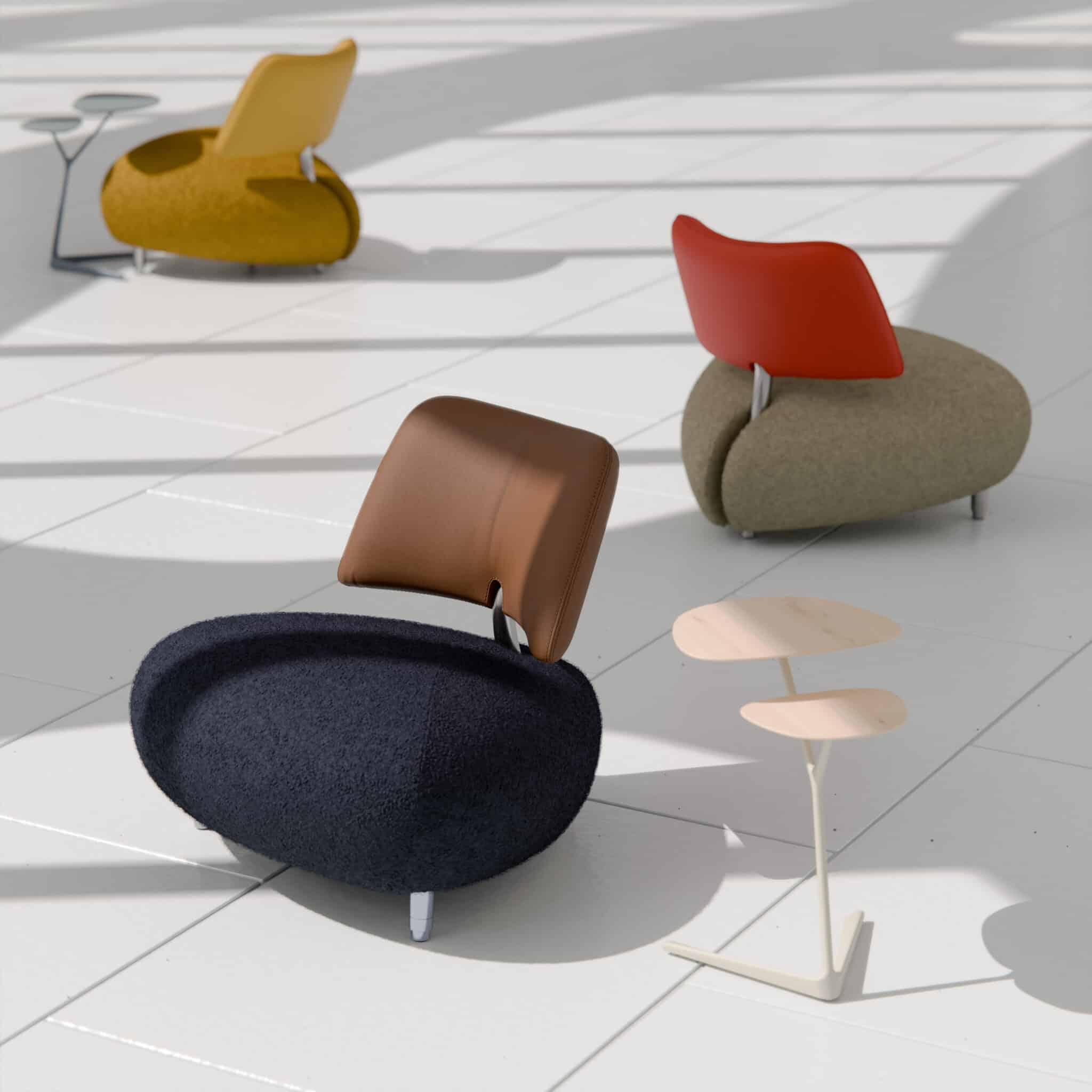Minimalistischer Innenraum mit drei farblich abgestimmten Designstühlen von LEOLUX und einem zweistufigen Beistelltisch aus hellem Holz – stilvoll inszeniert auf weißen Fliesen im natürlichen Licht.