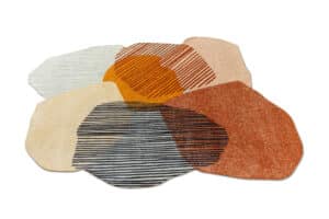 Abstrakter Teppich mit organischer Form und überlappenden Mustern in Orange, Beige, Schwarz und Weiß – ein künstlerisches Designstück mit Streifen- und Strukturdetails für moderne Wohnräume.