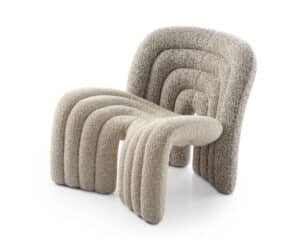 Skulpturaler Sessel mit gepolsterten, geschwungenen Elementen in boucleartigem, beigefarbenem Stoff – modernes Designobjekt mit weicher Textur und künstlerischer Formensprache.