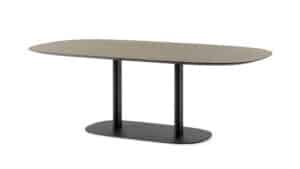 Ovaler Tisch mit heller Holzplatte und schwarzem Metallgestell – modernes Design mit klarer Linienführung und kontrastreichen Materialien für stilvolle Wohnräume.