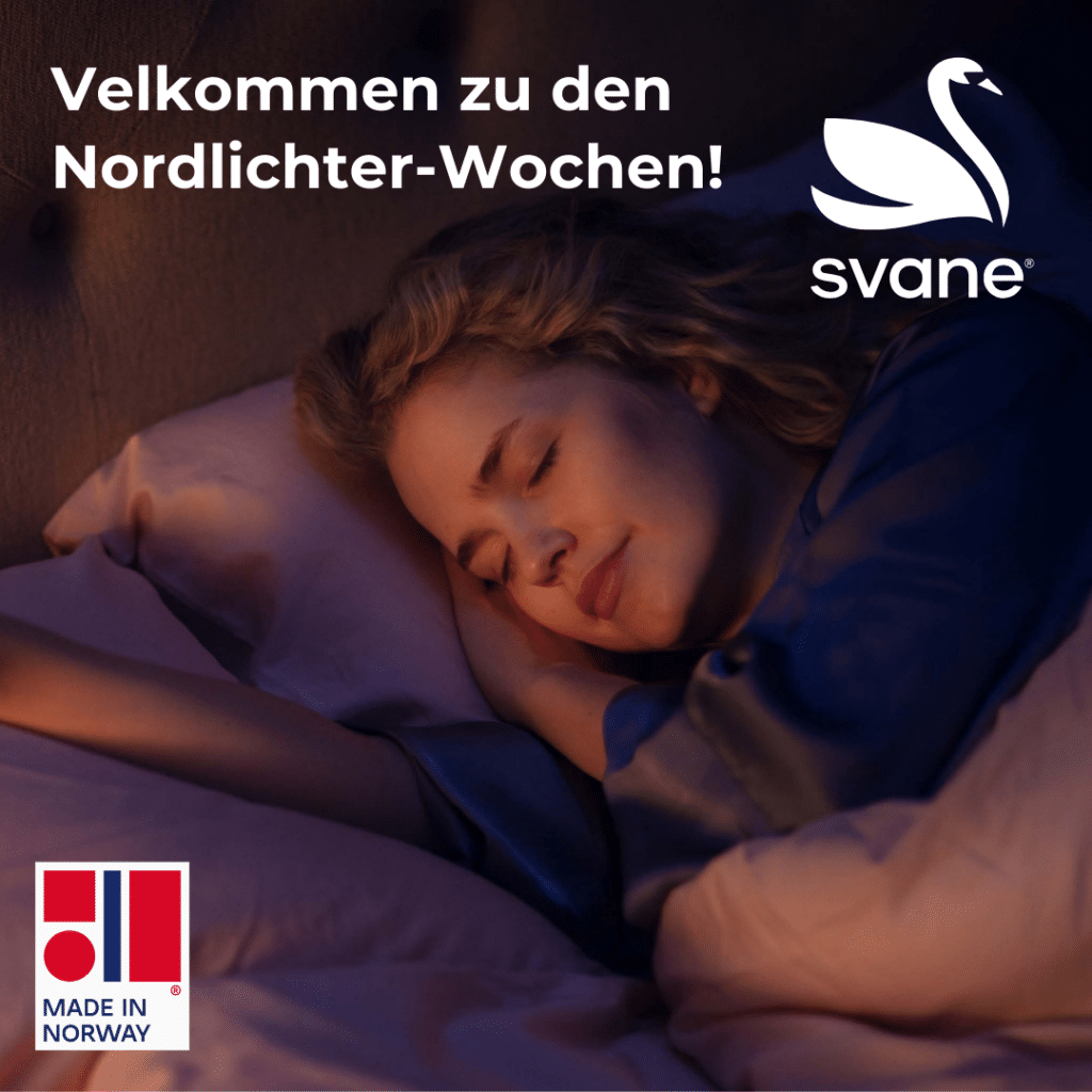 Person schläft entspannt in Bett mit rosa Decke, warmes Licht schafft gemütliche Atmosphäre. Text: ‚Willkommen zu den Nordlichter-Wochen!‘, Logo: svane®, Herkunft: Made in Norway.