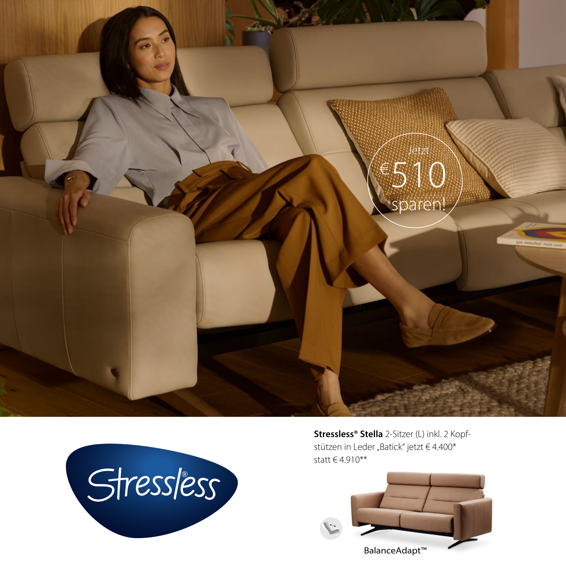Werbeanzeige für das Stressless® Stella 2-Sitzer-Sofa aus Leder in Beige mit zwei verstellbaren Kopfstützen. Eine Person sitzt entspannt auf dem Sofa in einem gemütlich eingerichteten Wohnzimmer mit Holzfußboden und warmem Licht. Die Anzeige hebt die BalanceAdapt™-Funktion hervor und bewirbt einen Rabatt von 510 €, wodurch der Preis von 4.910 € auf 4.400 € reduziert wird