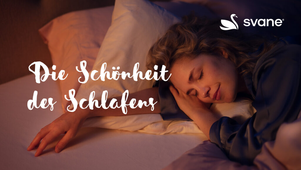 Person schläft entspannt auf einem Bett mit weißen Kissen; warmes Licht und Svane®-Logo vermitteln Ruhe und Geborgenheit – „Die Schönheit des Schlafens