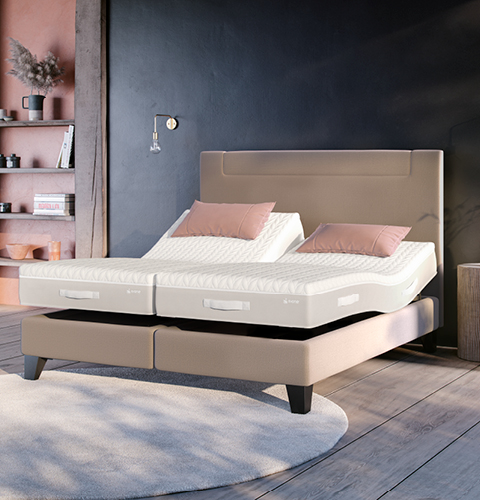 Funktionales Schlafzimmer mit zwei separat verstellbaren Matratzen und pinken Kissen; ideal für individuellen Komfort und modernes Design