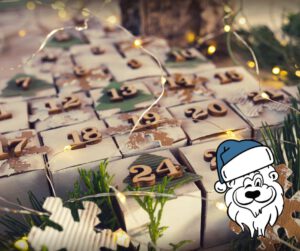 Stimmungsvolles Foto eines liebevoll dekorierten Adventskalenders mit 24 nummerierten Boxen, umgeben von Lichterketten, Tannenzweigen und einem lächelnden Weihnachtsmann. Der Möbel Homann Adventskalender zählt festlich die Tage bis Weihnachten – jeden Tag wartet eine neue Überraschung in unserem Digitalen Adventskalender.