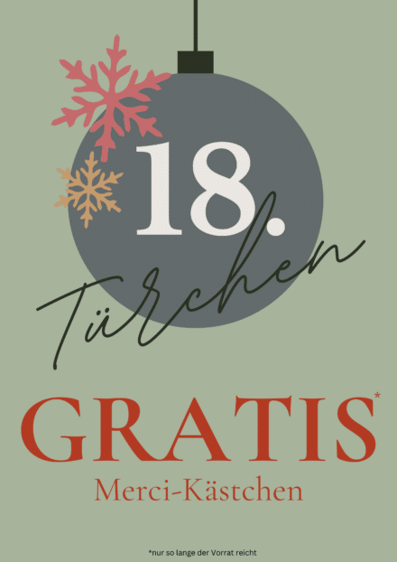 Festlich gestaltete Grafik mit einer großen Weihnachtskugel, beschriftet mit „18. Türchen“. Darunter steht „GRATIS* Merci-Kästchen“ als Hinweis auf ein kostenloses Schokoladengeschenk, ergänzt durch „*nur solange der Vorrat reicht“. Das Angebot ist ausschließlich bei Möbel Homann in Braunschweig erhältlich – nur vor Ort und solange der Vorrat reicht.