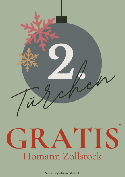 Festliche Grafik mit einer großen Weihnachtskugel, beschriftet mit „2. Türchen“. Darunter steht „GRATIS* Homann Zollstock“ als Hinweis auf ein kostenloses Geschenk, ergänzt durch „*nur solange der Vorrat reicht“. Nur bei Möbel Homann im Haus erhältlich – solange Vorrat reicht.