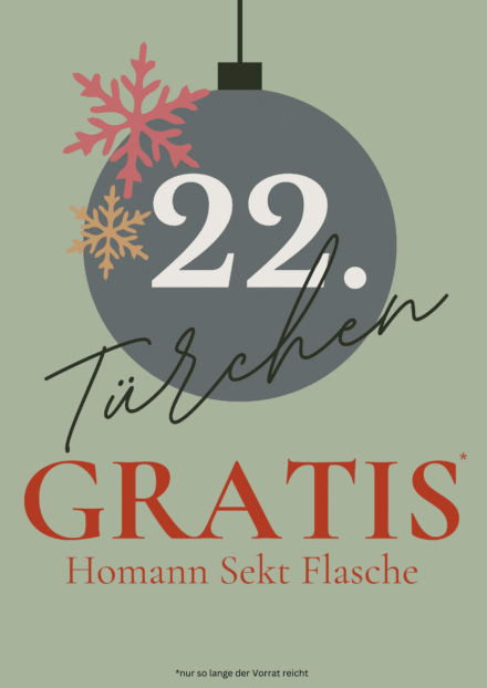 Festlich gestaltete Grafik mit einer großen Weihnachtskugel, beschriftet mit „22. Türchen“. Darunter steht „GRATIS* Homann Sekt Flasche“ als Hinweis auf ein kostenloses Sektgeschenk, ergänzt durch „*nur solange der Vorrat reicht“. Das Angebot ist ausschließlich bei Möbel Homann in Braunschweig erhältlich – nur vor Ort und solange der Vorrat reicht.