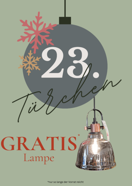 Festlich gestaltete Grafik mit einer großen Weihnachtskugel, beschriftet mit „23. Türchen“. Darunter steht „GRATIS* Lampe“ als Hinweis auf ein kostenloses Leuchtmittel oder Deko-Lampe, ergänzt durch „*nur solange der Vorrat reicht“. Das Angebot ist ausschließlich bei Möbel Homann in Braunschweig erhältlich – nur vor Ort und solange der Vorrat reicht.