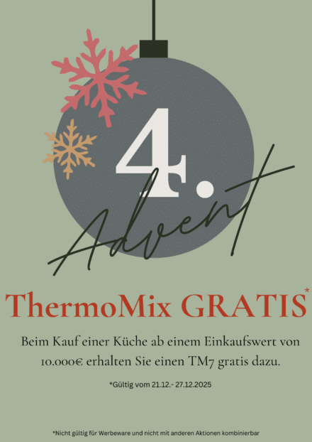Festlich gestaltete Grafik mit einer großen Weihnachtskugel, beschriftet mit „4. Advent“. Darunter steht „ThermoMix GRATIS*“ als Hinweis auf ein kostenloses Thermomix TM7 Gerät beim Küchenkauf ab 10.000 €. Gültig vom 21.12. bis 27.12.2025, nicht kombinierbar mit anderen Aktionen. Das Angebot gilt ausschließlich bei Möbel Homann in Braunschweig – nur vor Ort und solange der Vorrat reicht.