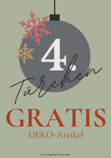 Festlich gestaltete Grafik mit einer großen Weihnachtskugel, beschriftet mit „4. Türchen“. Darunter steht „GRATIS* DEKO-Artikel“ als Hinweis auf ein kostenloses Deko-Geschenk, ergänzt durch „*nur solange der Vorrat reicht“. Das Angebot gilt ausschließlich bei Möbel Homann in Braunschweig – nur vor Ort erhältlich.