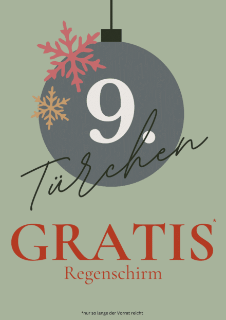 Festlich gestaltete Grafik mit einer großen Weihnachtskugel, beschriftet mit „9. Türchen“. Darunter steht „GRATIS* Regenschirm“ als Hinweis auf ein kostenloses Geschenk, ergänzt durch „*nur solange der Vorrat reicht“. Das Angebot ist ausschließlich bei Möbel Homann in Braunschweig erhältlich – nur vor Ort und solange der Vorrat reicht.