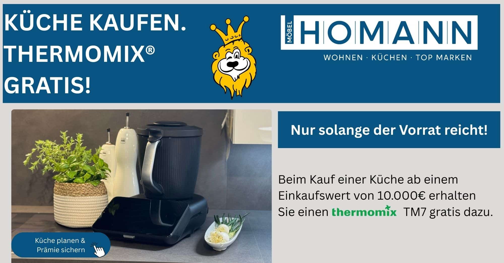 Thermomix® TM7 als Gratis-Prämie beim Küchenkauf ab 10.000 € – exklusives Möbel Homann Angebot, nur solange der Vorrat reicht. Modernes Küchenambiente mit Thermomix auf der Arbeitsplatte, daneben frische Kräuter und Öle.