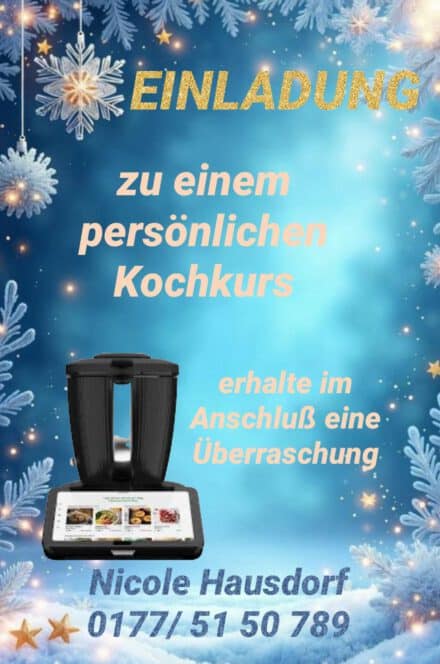 Winterlich gestaltete Einladungsgrafik zu einem persönlichen Thermomix-Kochkurs mit Schneeflocken und Tannenzweigen. Im Mittelpunkt steht ein modernes Thermomix-Gerät mit digitalem Display. Texthinweis auf eine Überraschung nach dem Kurs. Das Angebot gilt exklusiv bei Möbel Homann in Braunschweig – Anmeldung direkt bei Nicole Hausdorf 0177-5150789