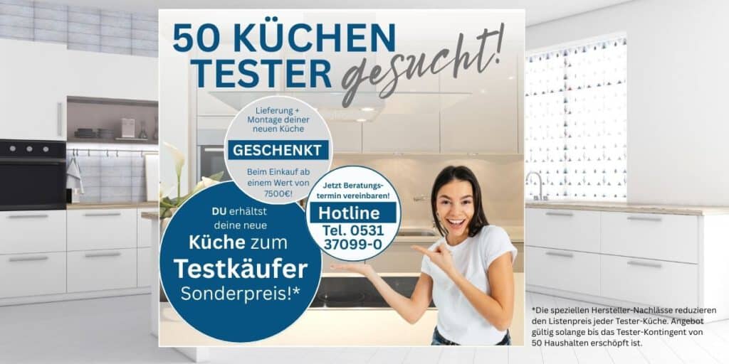 Werbeanzeige für eine Küchenaktion: Eine Frau steht lächelnd in einer modernen weißen Küche und zeigt auf den Text „50 KÜCHEN TESTER gesucht!“. Die Aktion bietet kostenlose Lieferung und Montage ab einem Einkaufswert von 7500 € sowie Sonderpreise für Testkäufer. Kontaktmöglichkeit über Hotline angegeben.