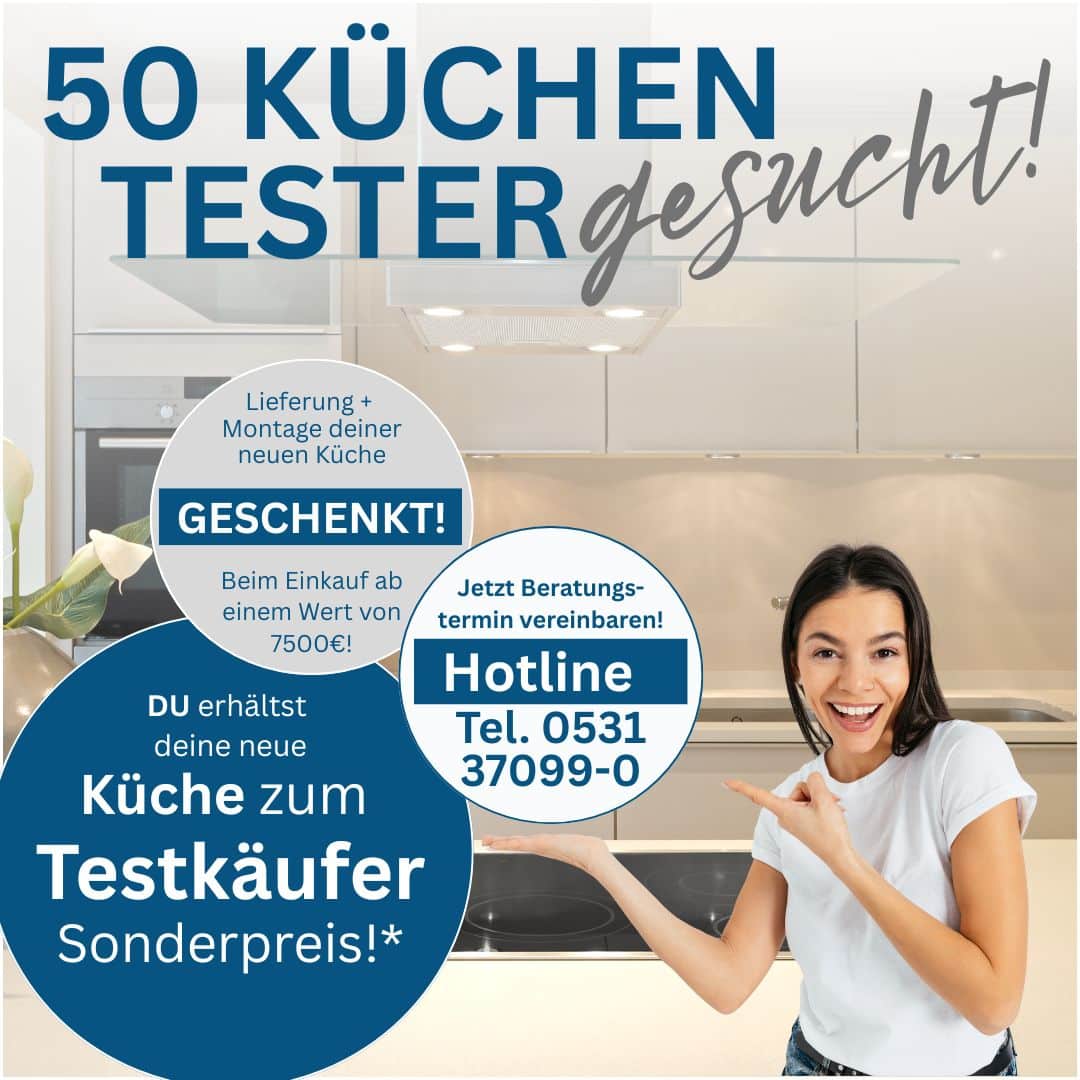 Werbeanzeige mit moderner Küche im Hintergrund und lächelnder Person, die auf den Text zeigt: „50 Küchentester gesucht! Lieferung und Montage ab 7500 € geschenkt. Jetzt Beratungstermin vereinbaren unter Tel. 0531 37099-0.“ Die Szene vermittelt Vorfreude auf den Küchenkauf und hebt das exklusive Testkäufer-Angebot hervor.