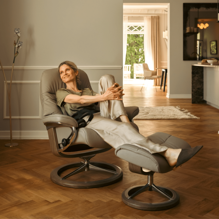 Person entspannt im Stressless Sessel mit Hocker – stilvoller Wohnraum mit klassisch‑modernem Interieur
